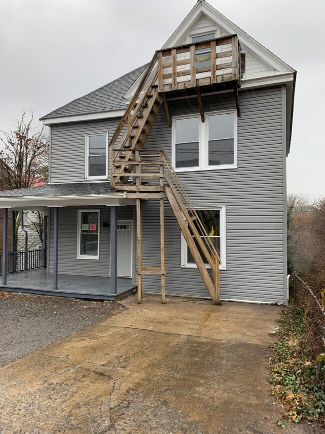 Building Photo - 210 Locust Ave