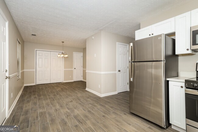 Foto del edificio - 5485 Denny Dr