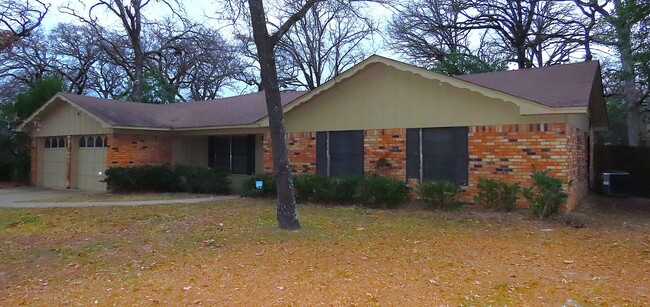 Building Photo - Charming 4 Bedroom 2 Bathroom w/ Bonus Room!