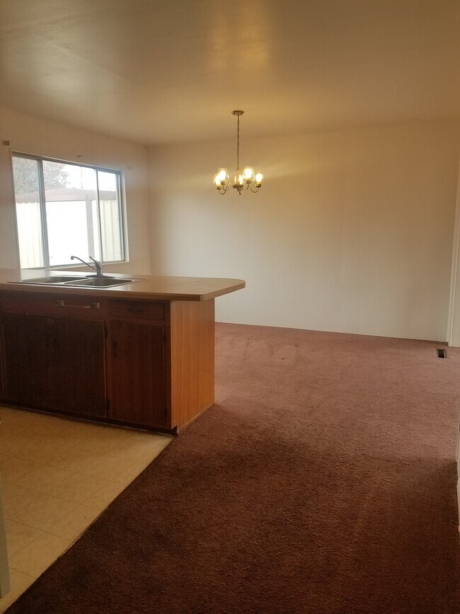 Foto del edificio - Spacious 2 Bedroom ready for you to make i...
