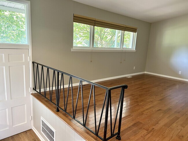 Building Photo - 4521 Panorama Dr SE