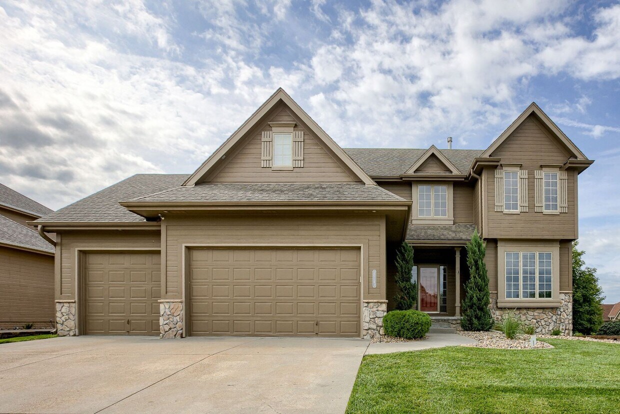 Foto principal - Gorgeous 5 Bedroom In Elkhorn!!