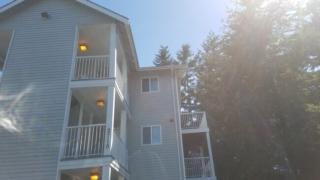 Building Photo - 2715 W Maplewood Ave