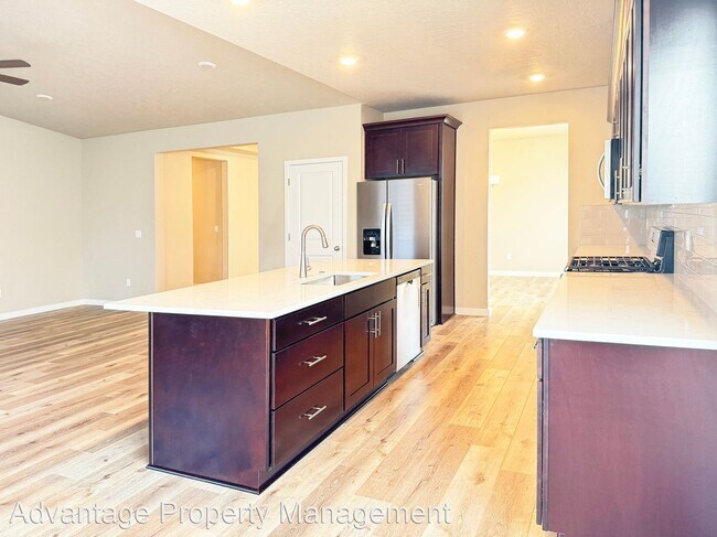 Foto del edificio - 4 br, 2 bath House - 2421 Woodland Way