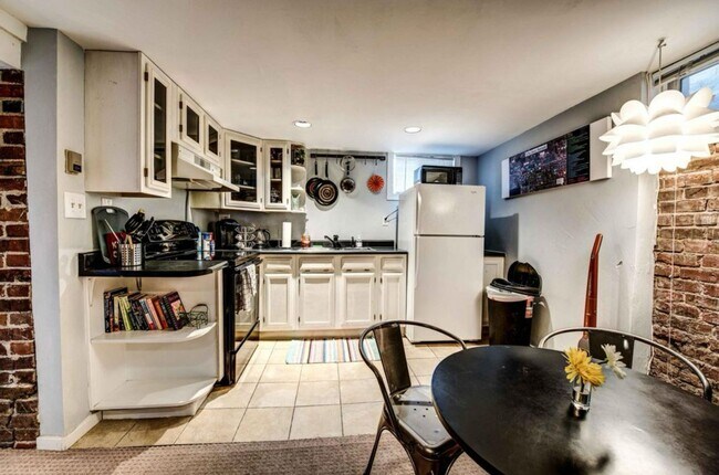 Building Photo - Charming two-bedroom unit in Capitol Hill