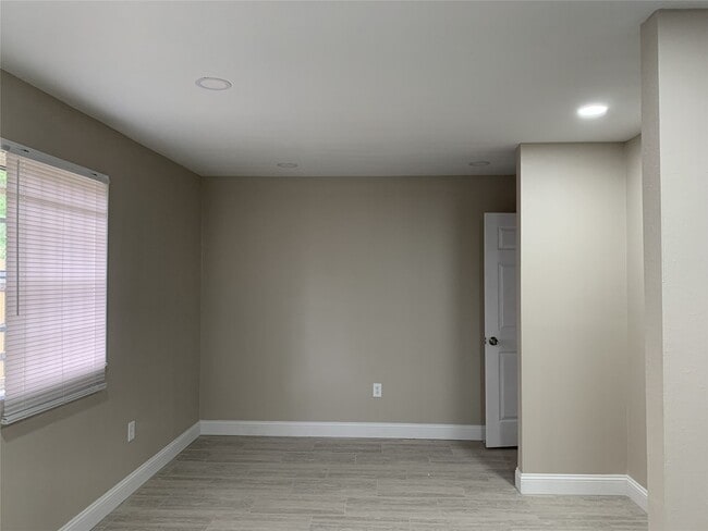 Foto del edificio - 14002 Rosecrest Dr