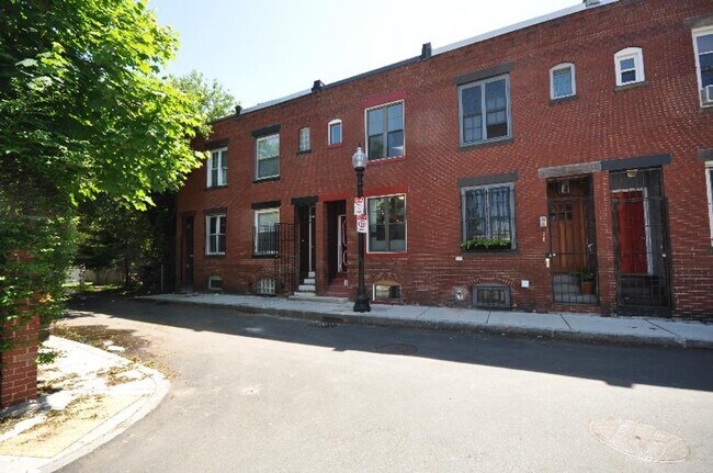 Foto del edificio - Multi-Level Home with Private Patio & Roof Deck – 3 Bed | 2 Bath