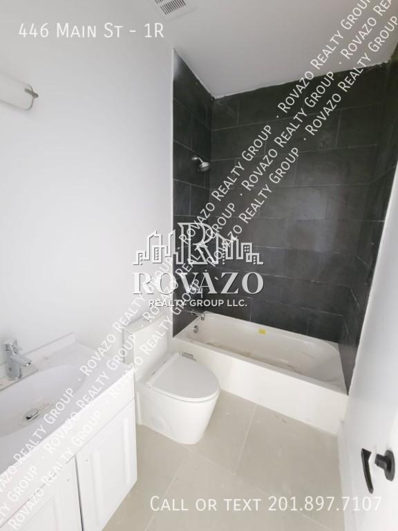 Foto del edificio - 446 Main St- 4 bedroom in East Orange