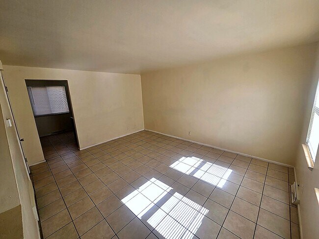 Building Photo - Charming 2-Bedroom, 2-Bath Townhome-Style Unit in Edgewater