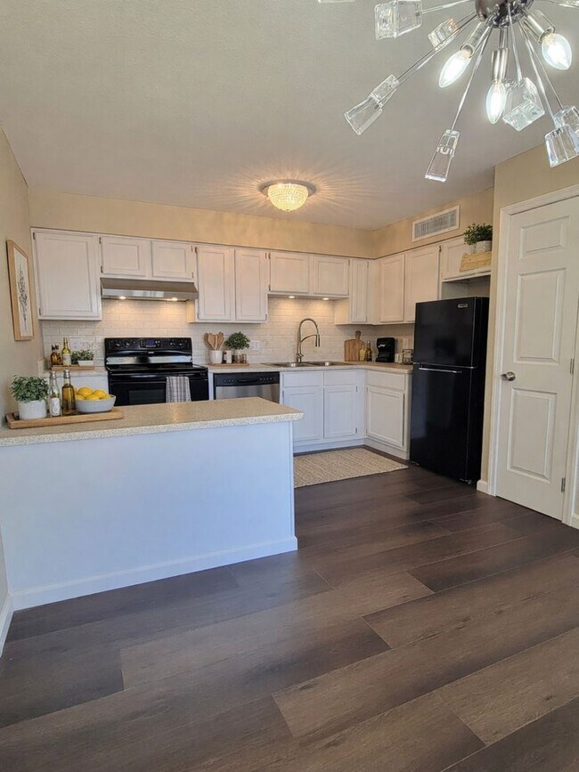 Building Photo - Cozy 1BR/1BA Condo w/ A/C • Full Kitchen Suite • Assigned Parking in Tucson