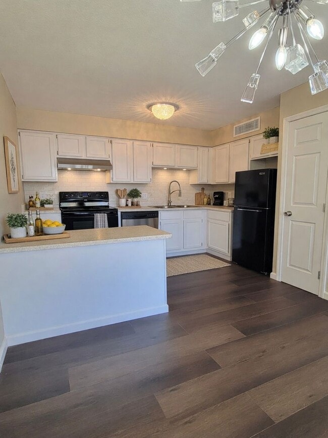 Foto del edificio - Cozy 1BR/1BA Condo w/ A/C • Full Kitchen Suite • Assigned Parking in Tucson