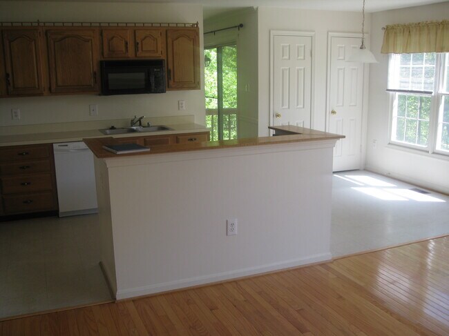 Foto del edificio - 4804 Sweetbirch Dr