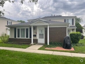 Building Photo - 1489 Quaker Ln