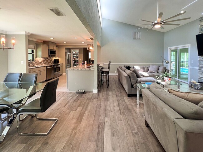 Building Photo - 3BR/2BA POOL HOME in SW Gainesville - avai...