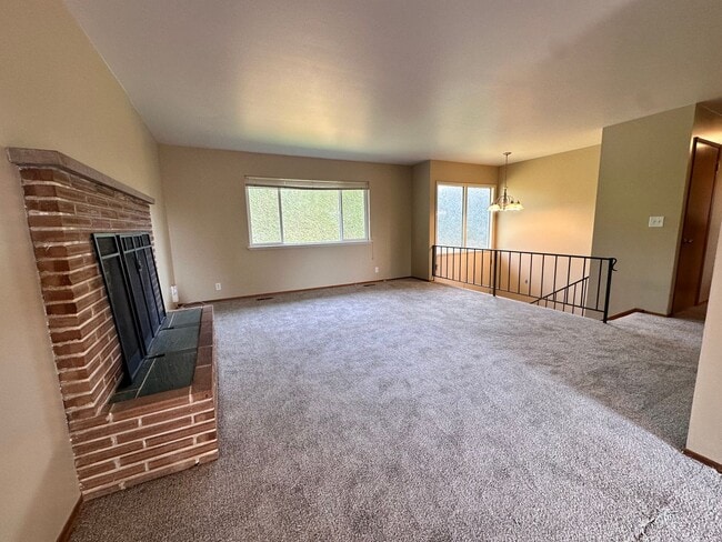 Building Photo - Tradition Kirkland Split Level with Gorgeous Views nestled in the middle of NorKirk
