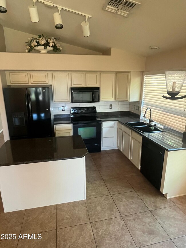 Building Photo - 2213 W Madre Del Oro Dr
