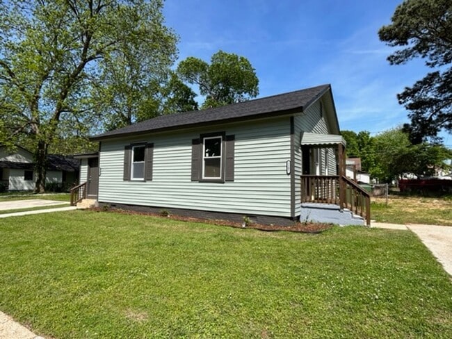 Building Photo - MOVE IN READY ONE BEDROOM ONE BATH - GREAT...