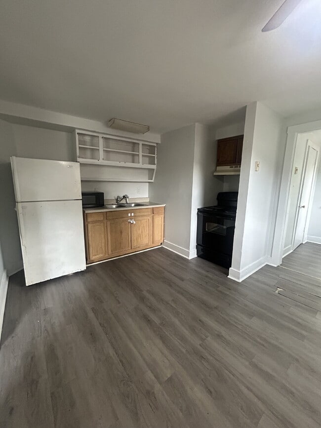 Building Photo - 1 Bedroom, 1 Bath Second-Floor Apartment for Rent, Pet Friendly.