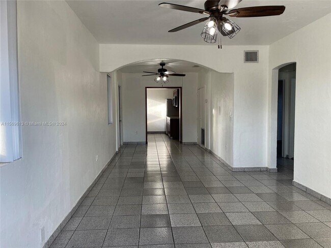 Building Photo - 2471 SW 17th St
