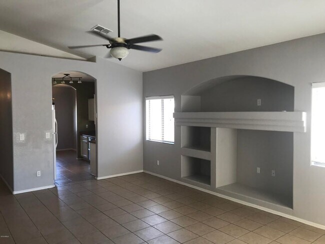 Foto del edificio - 3 bedroom 2 bathroom 2 car garage!