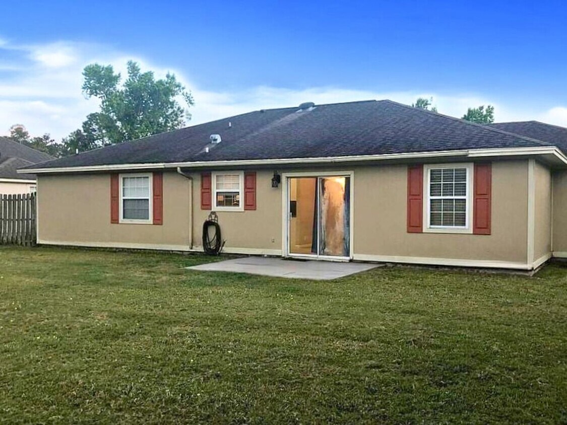 Building Photo - 3/2 with fenced in yard and amenities!