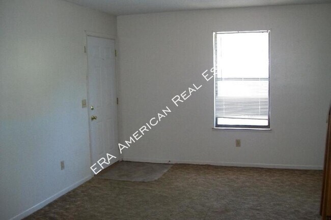 Building Photo - Townhome with fenced yard