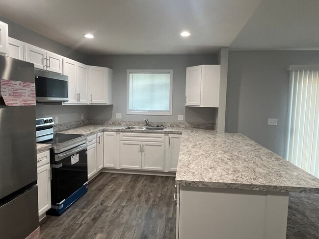Building Photo - Four Bedroom For Rent!