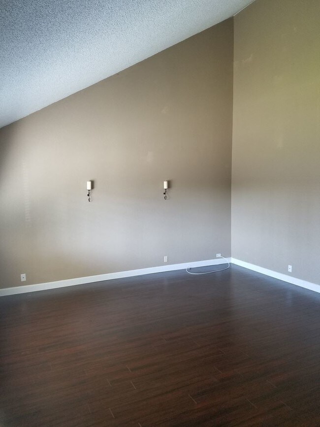 Building Photo - 3 br, 2 bath House - 2050 Davis Street