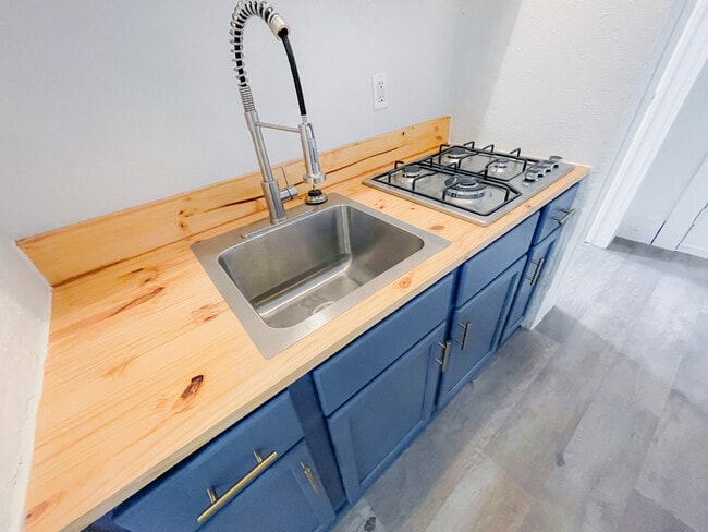 Building Photo - 713 20th St