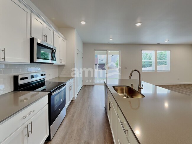 Building Photo - 4904 85th Dr NE