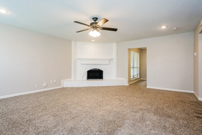 Building Photo - 1201 Canyon Oaks Dr