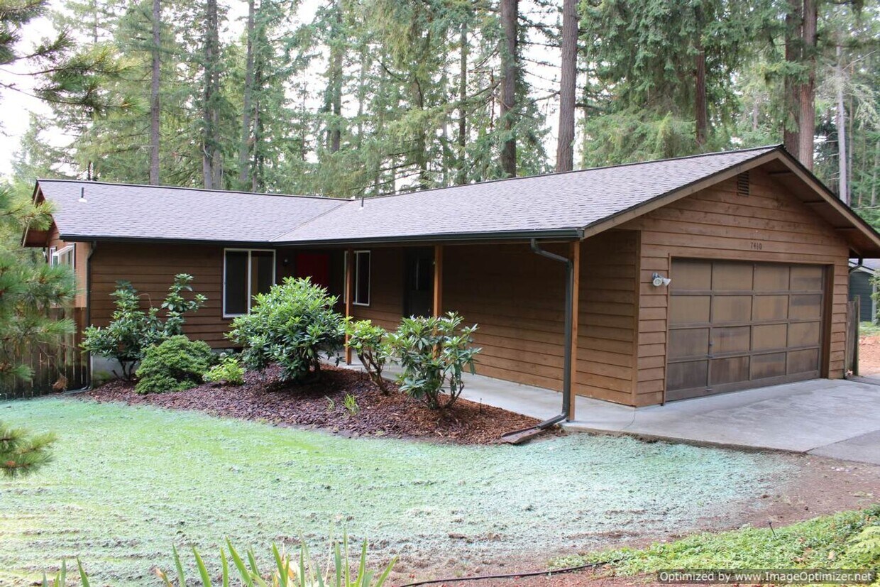 Foto principal - Charming 3-Bedroom Rambler with Spacious Y...
