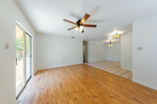 Foto del edificio - 2703 Cypress Ln