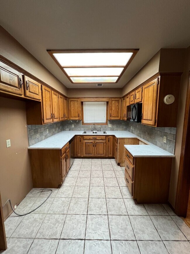 Building Photo - 3 Bed 2 Bath House Right by Rena Elementar...