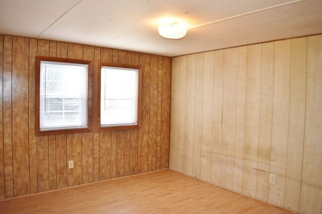 Building Photo - Two Bedroom Mobile Home in Lillington
