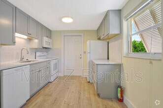 Building Photo - 3069 Woodside Ave