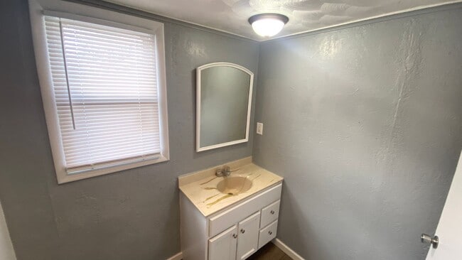 Building Photo - COMING SOON.  2 Bedroom Home for Rent in popular Peoria Heights location!