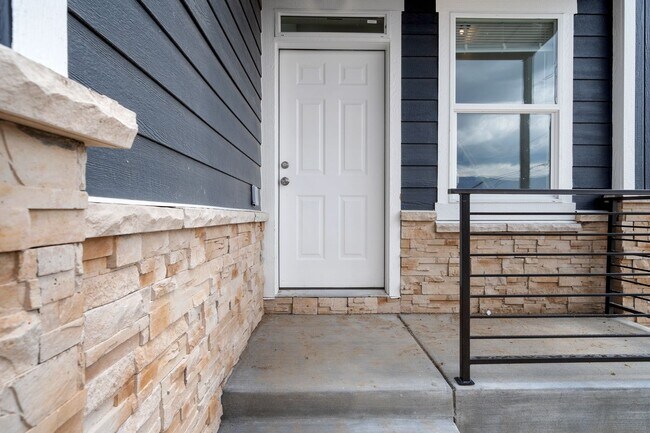 Building Photo - 3 bed 2.5 bath townhome $500 move in speci...