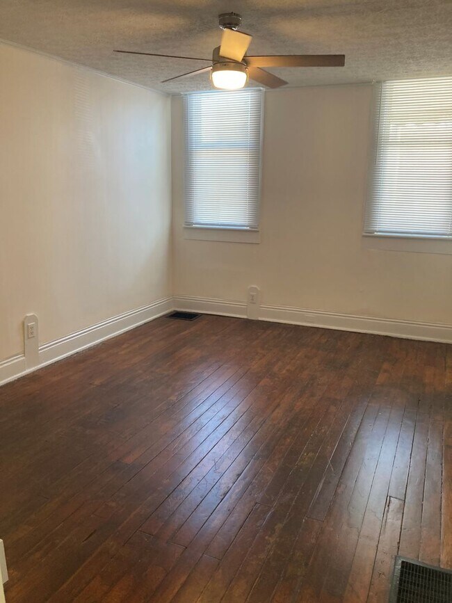 Foto del edificio - Two bedroom House For Rent S. Floyd Street