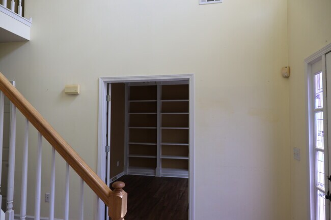 Foto del edificio - 7045 Devonhall Way