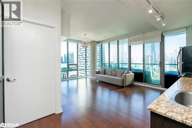 Building Photo - 33 Lombard St