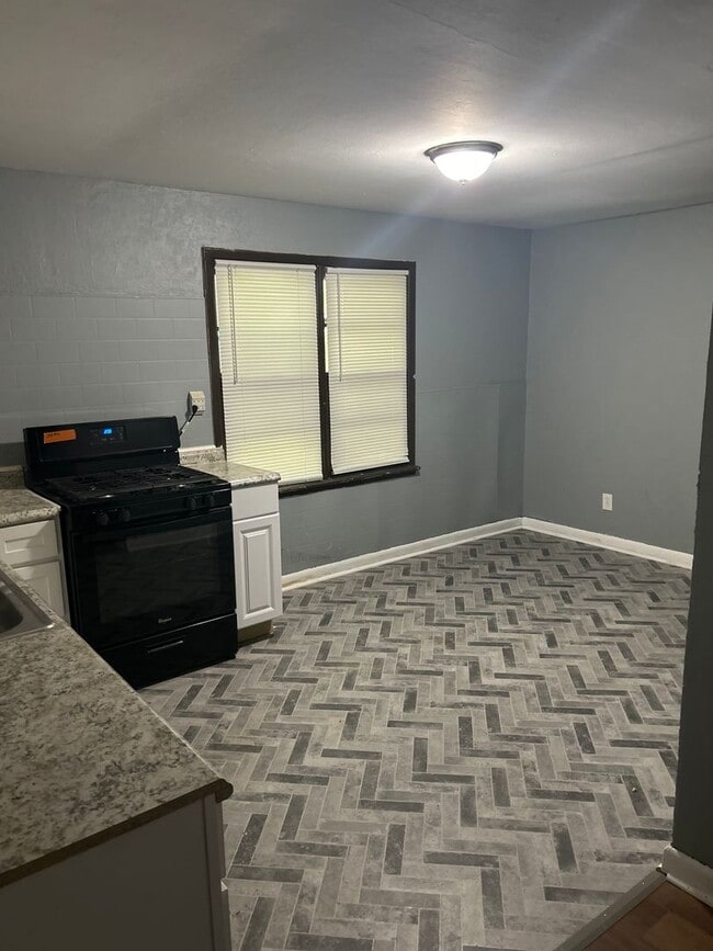 Building Photo - Beautiful Rent Ready 2 Bed 1 Bath Home!