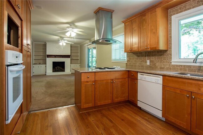 Building Photo - 2852 Talisman Ct NE