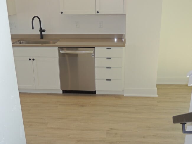 Building Photo - 600 Lawrence Ave