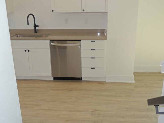 Foto del edificio - 600 Lawrence Ave