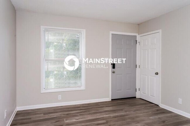 Foto del edificio - 3 Bedroom Pet-Friendly Home in Louisville, KY with Main Street Renewal