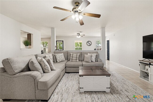 Foto del edificio - 2607 Thoroughbred Dr