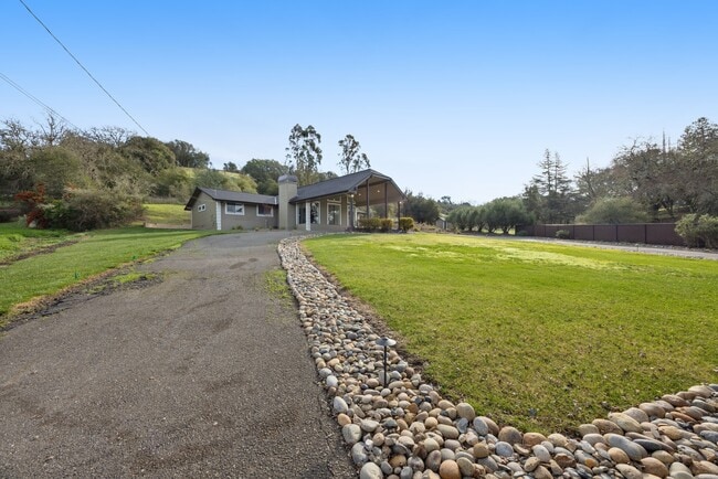 Building Photo - 9168 Eastside Rd