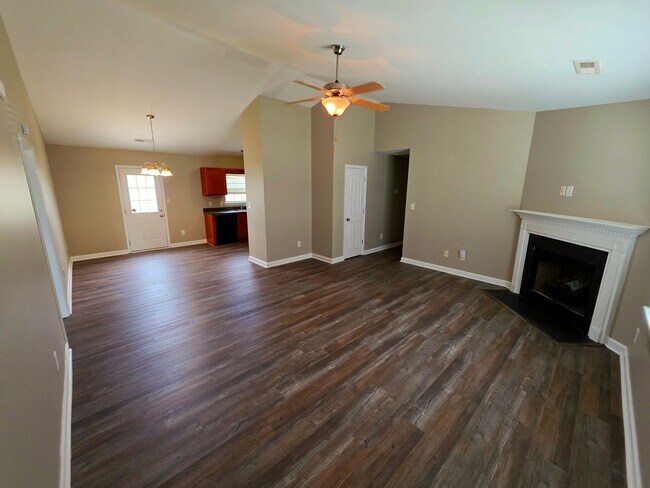 Building Photo - Multi-year lease available!