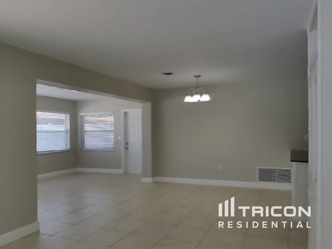 Building Photo - 1456 Lakeview Dr